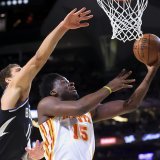 Clint Capela (15) et les Hawks ont subi la loi des Bucks de Brook Lopez samedi KEYSTONE/AP/Ian Maule